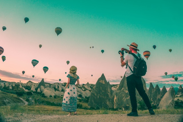 La montgolfière et deux personnes qui aiment cet interet commun. Illium l'application de l'amour pour les célibataires et les couples.
