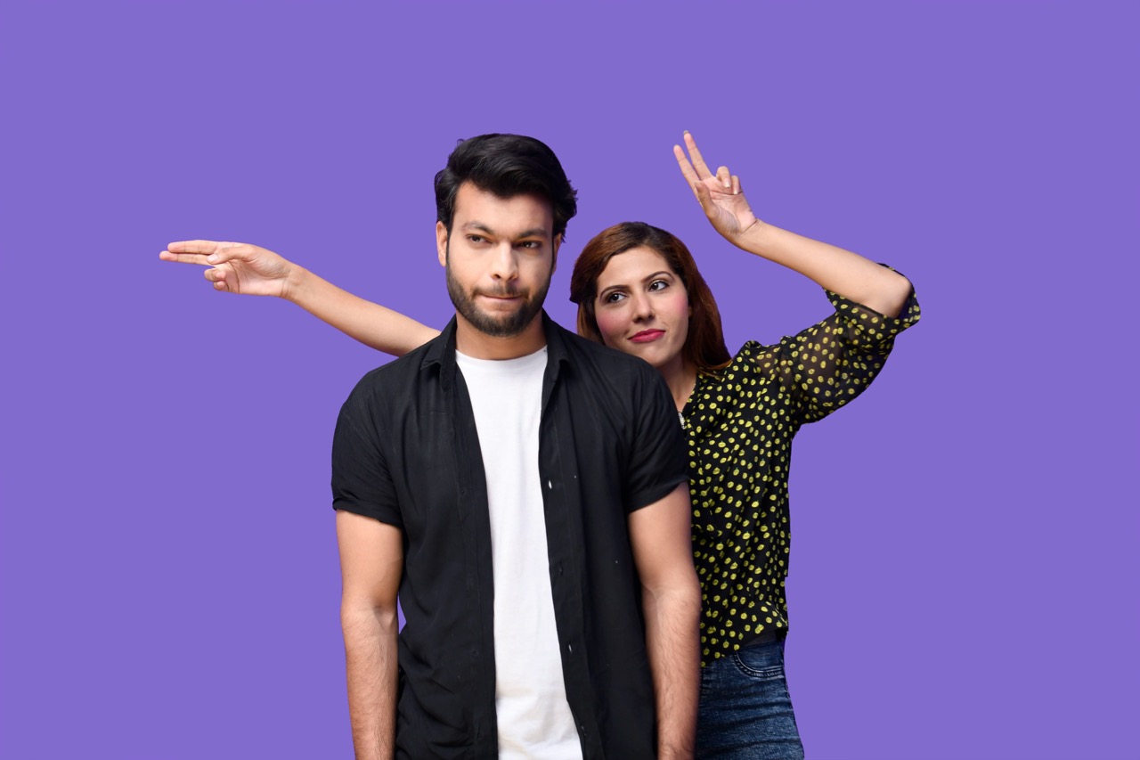 Deux personnes qui s'évitent et s'attachent. Illium l'application de l'amour pour les célibataires et les couples.