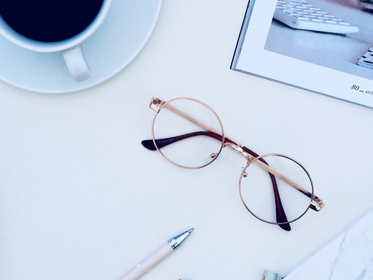 Ce que la loi prévoit quand un couple n'a rien décidé, lunettes sur des documents. Illium l'application de l'amour pour les célibataires et les couples.