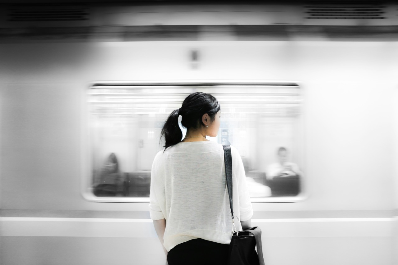Une femme qui laisse passer un métro et elle ne bouge pas, elle est lassée. Illium l'application de l'amour pour les célibataires et les couples alternatives aux applications de rencontres classiques.