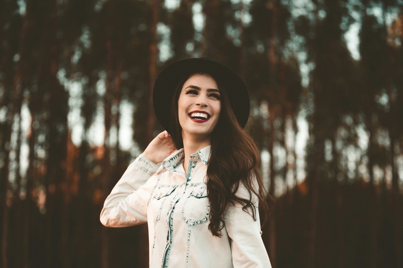 femme heureuse en foret; Illium l'application de l'amour pour les célibataires et les couples.