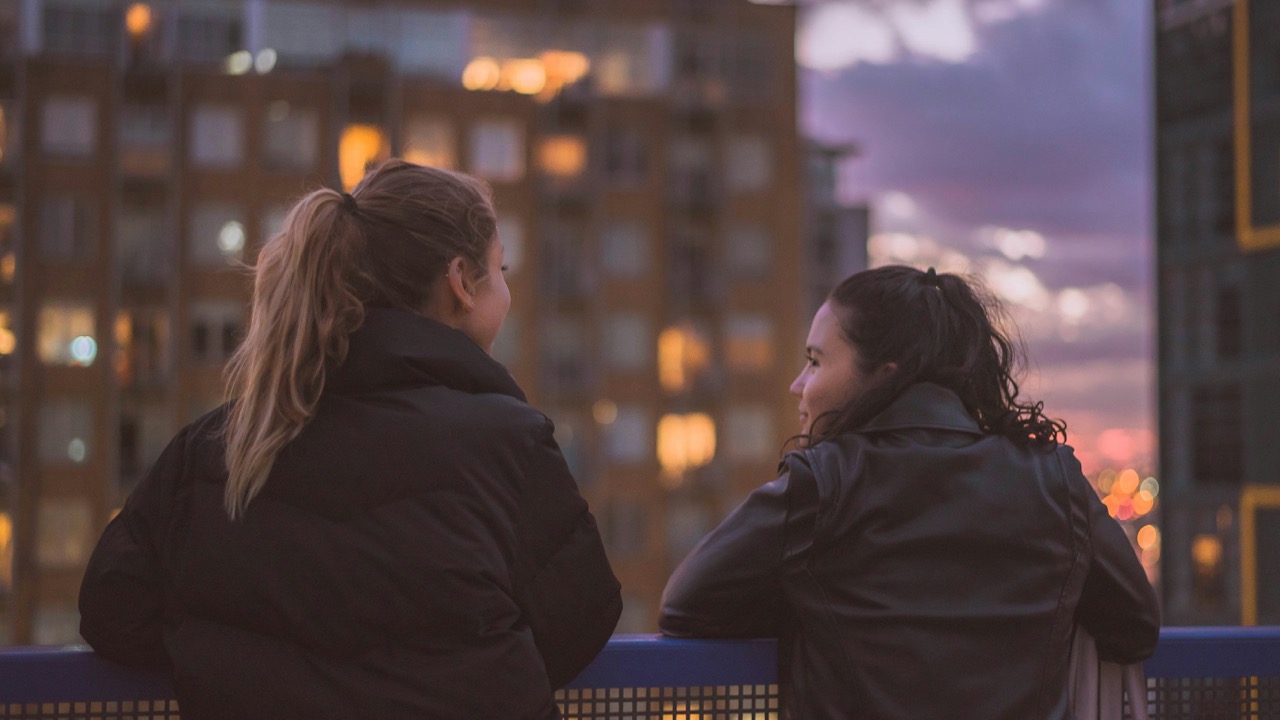 deux personnes entrain de discuter. Illium l'application de l'amour pour les célibataires et les couples.