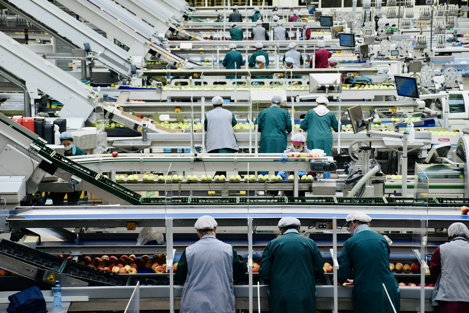 Operator aan het werk op een industriële foodproductielijn