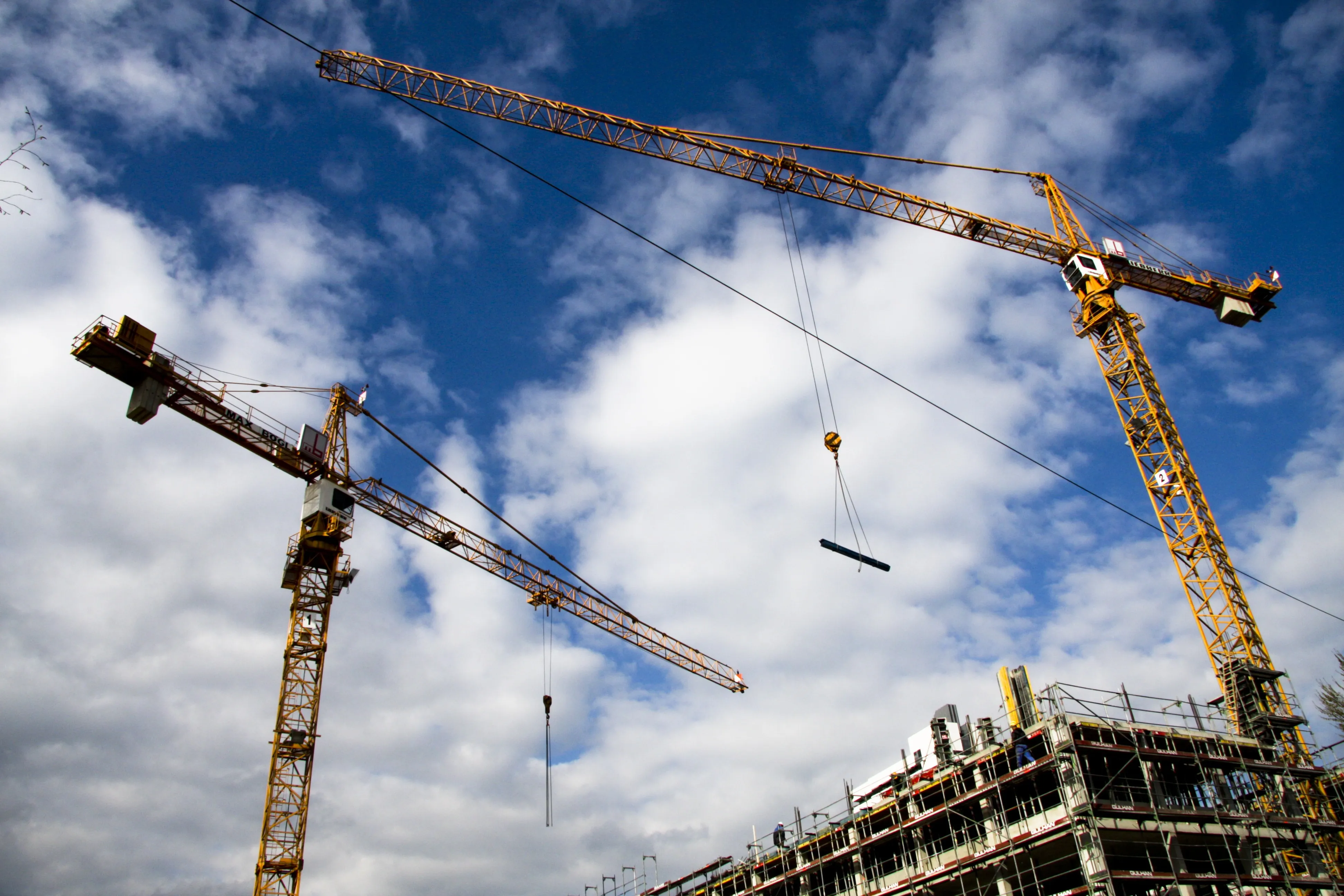 Grues sur un chantier de construction