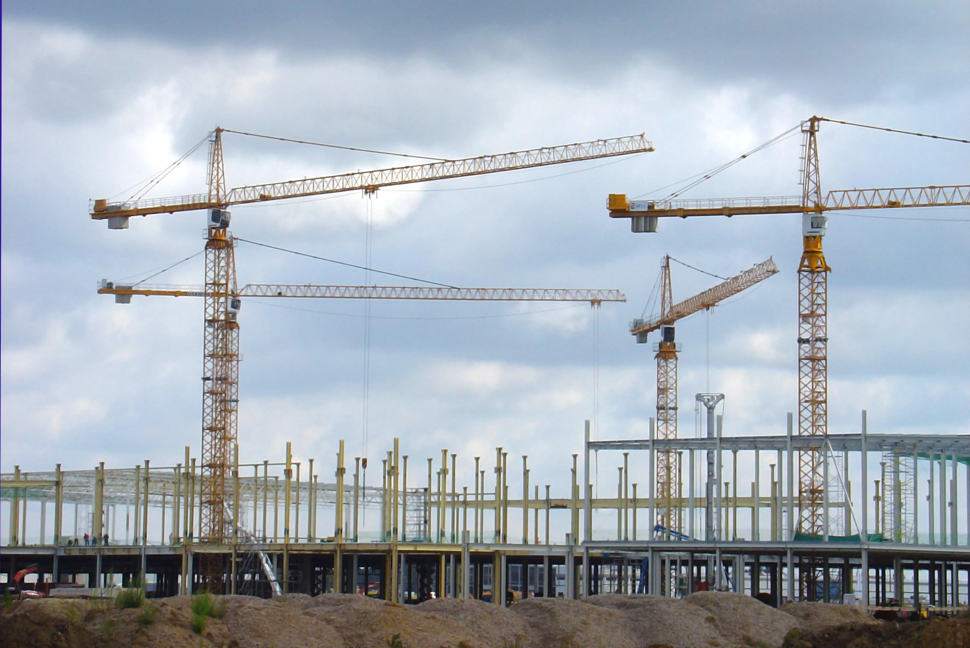Chantier de construction, ossature en cours de montage