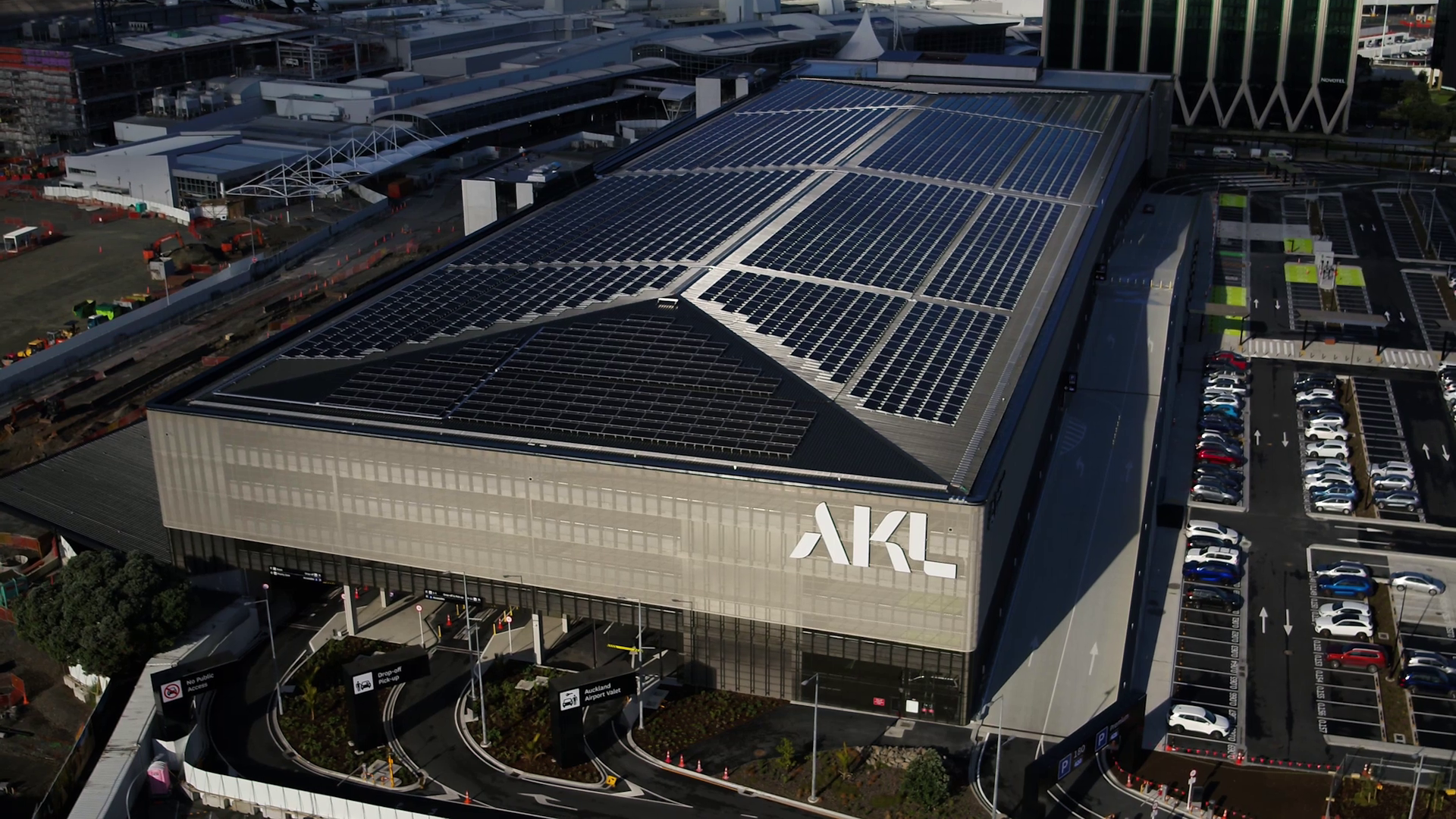 Building with integrated rooftop solar photovoltaic panels