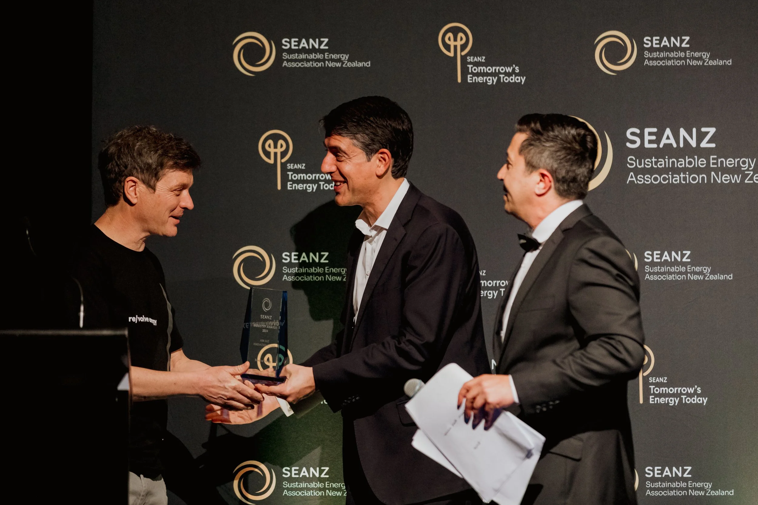 Revolve Energy Wins Ara Ake Innovation Award at SEANZ 2024