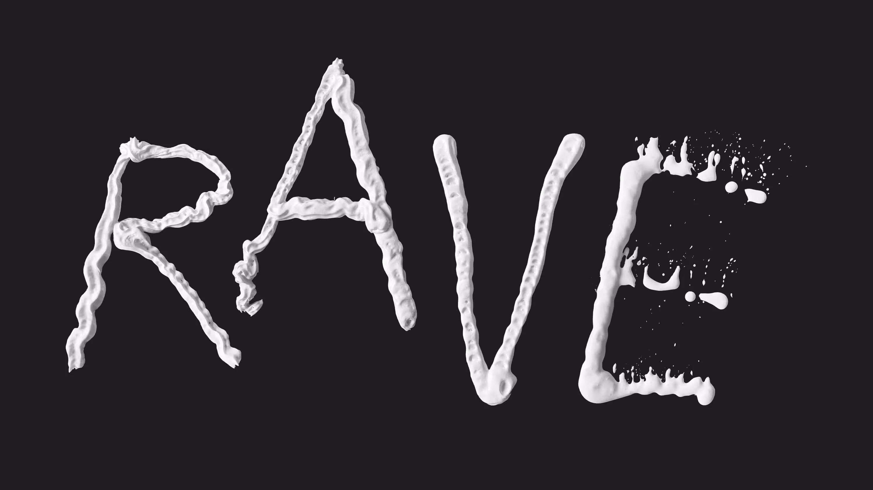 Slovo RAVE napsané bílou pěnou na černém pozadí, poslední písmeno rozmazané.