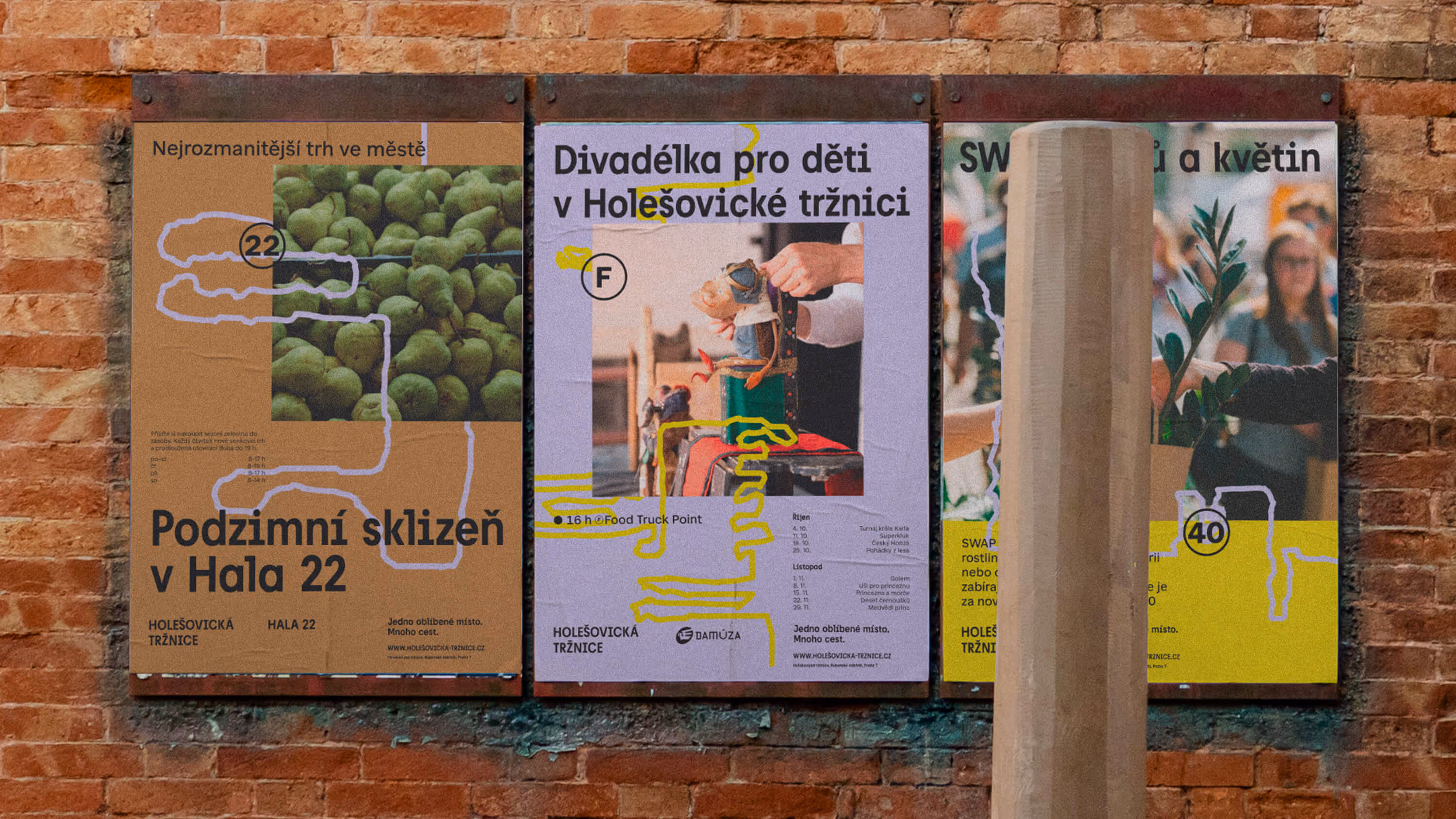 Tři plakáty na cihlové zdi propagují trhy a divadlo pro děti v Holešovické tržnici.
