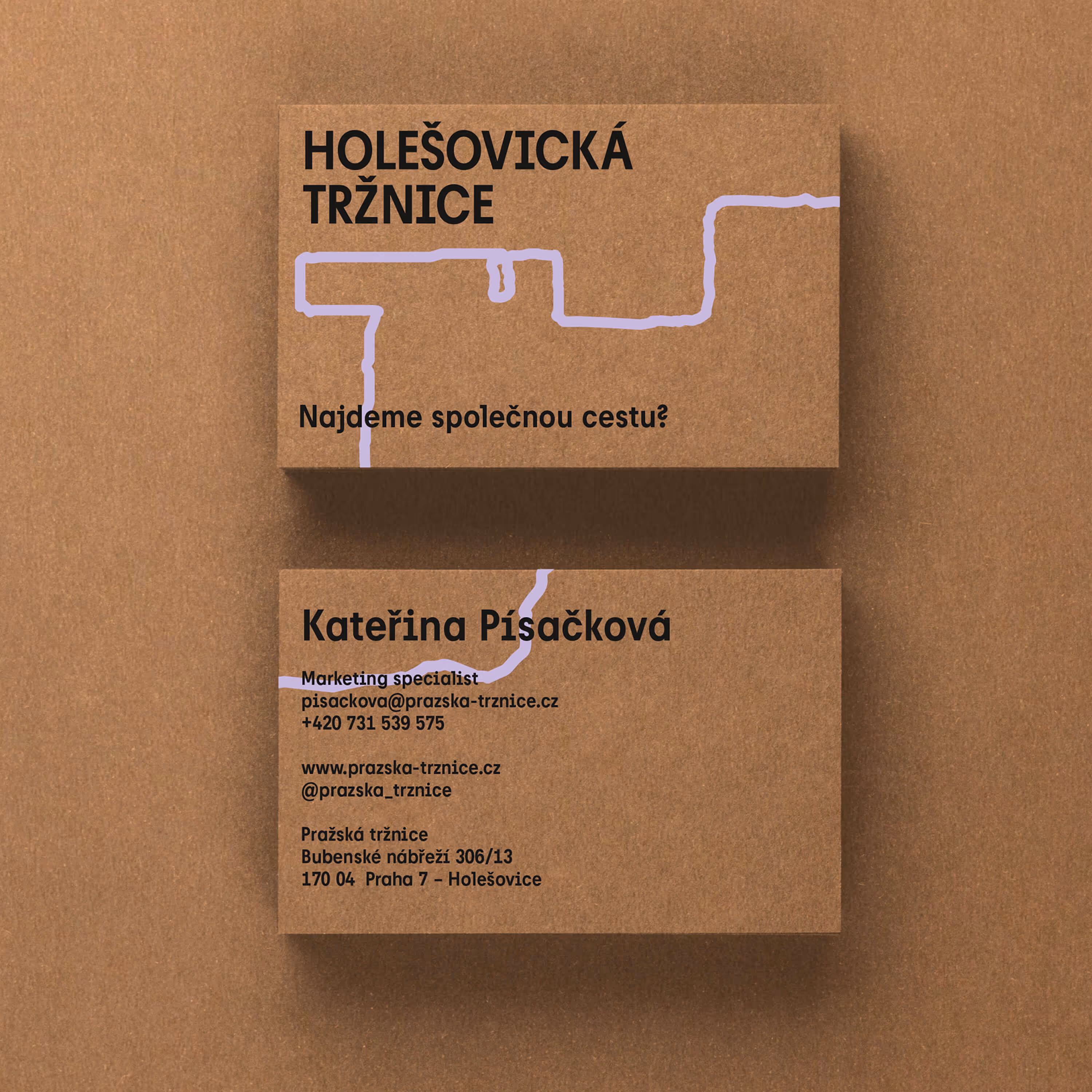 Hnědé vizitky Holešovická Tržnice s kontaktními údaji a abstraktním fialovým grafikou.