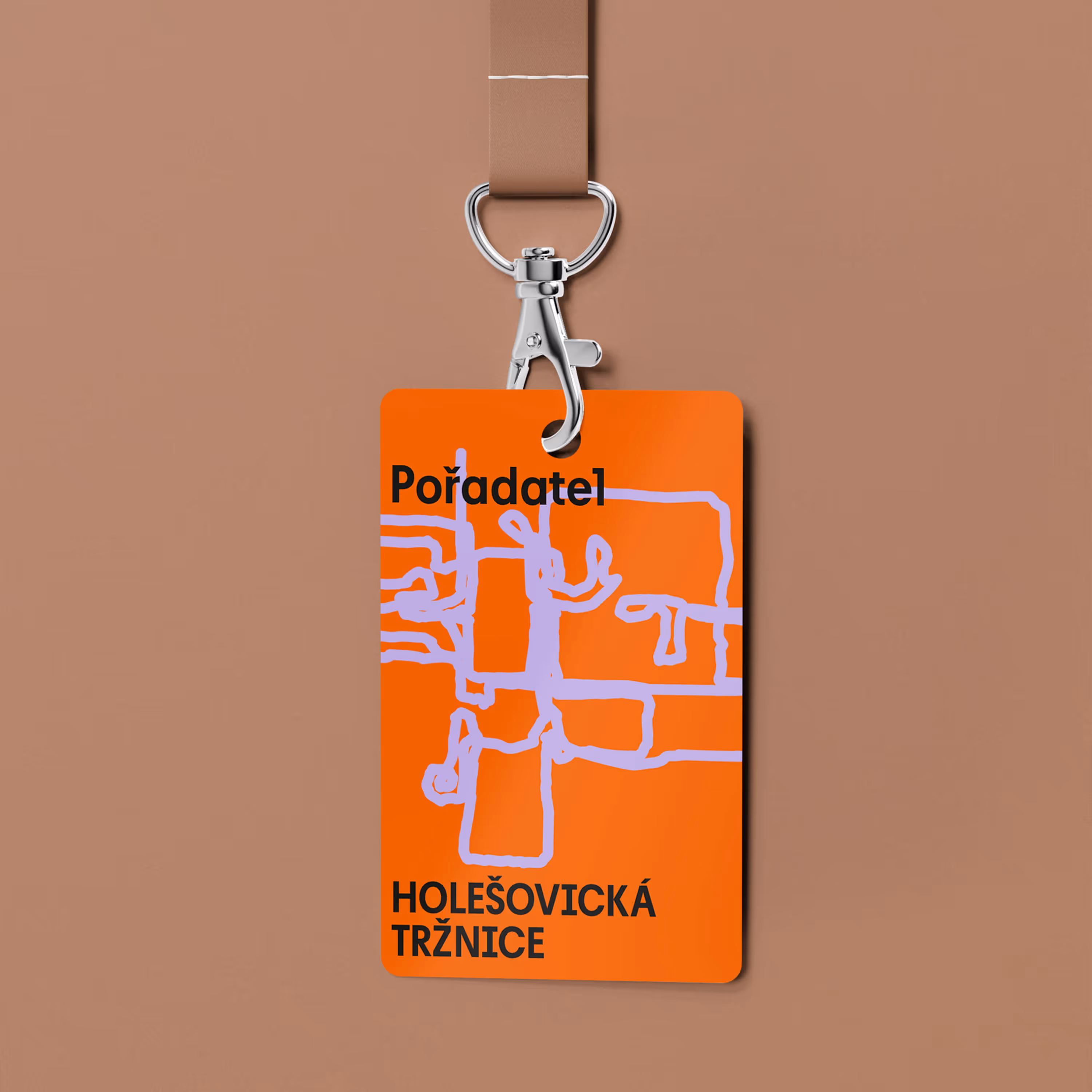 Oranžový jmenovka s fialovým abstraktním vzorem a textem Pořadatel Holešovická tržnice.