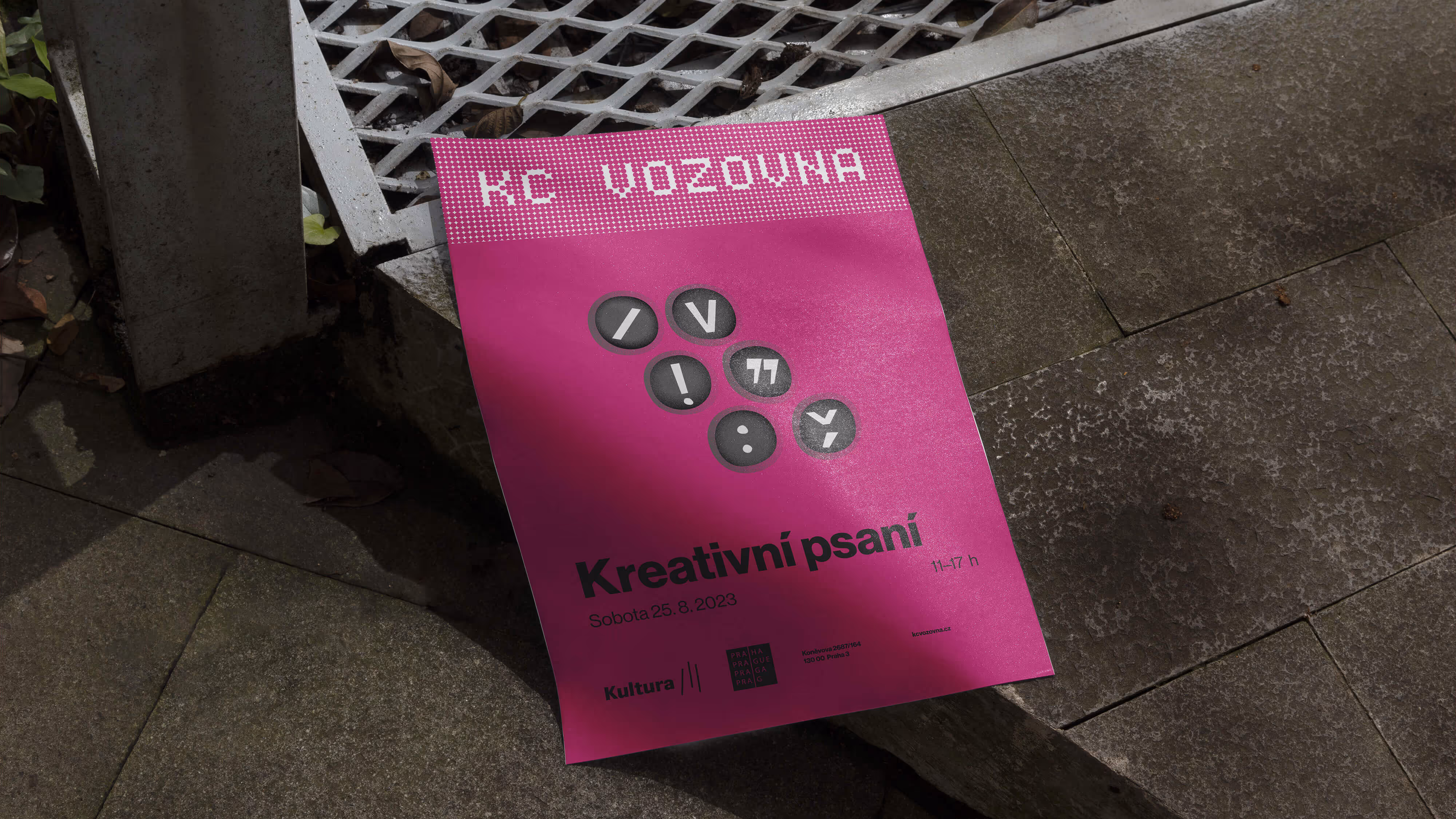 Fialový plakát KC Vozovna o kreativním psaní, sobota 25. 8. 2023, 11-17 hodin.