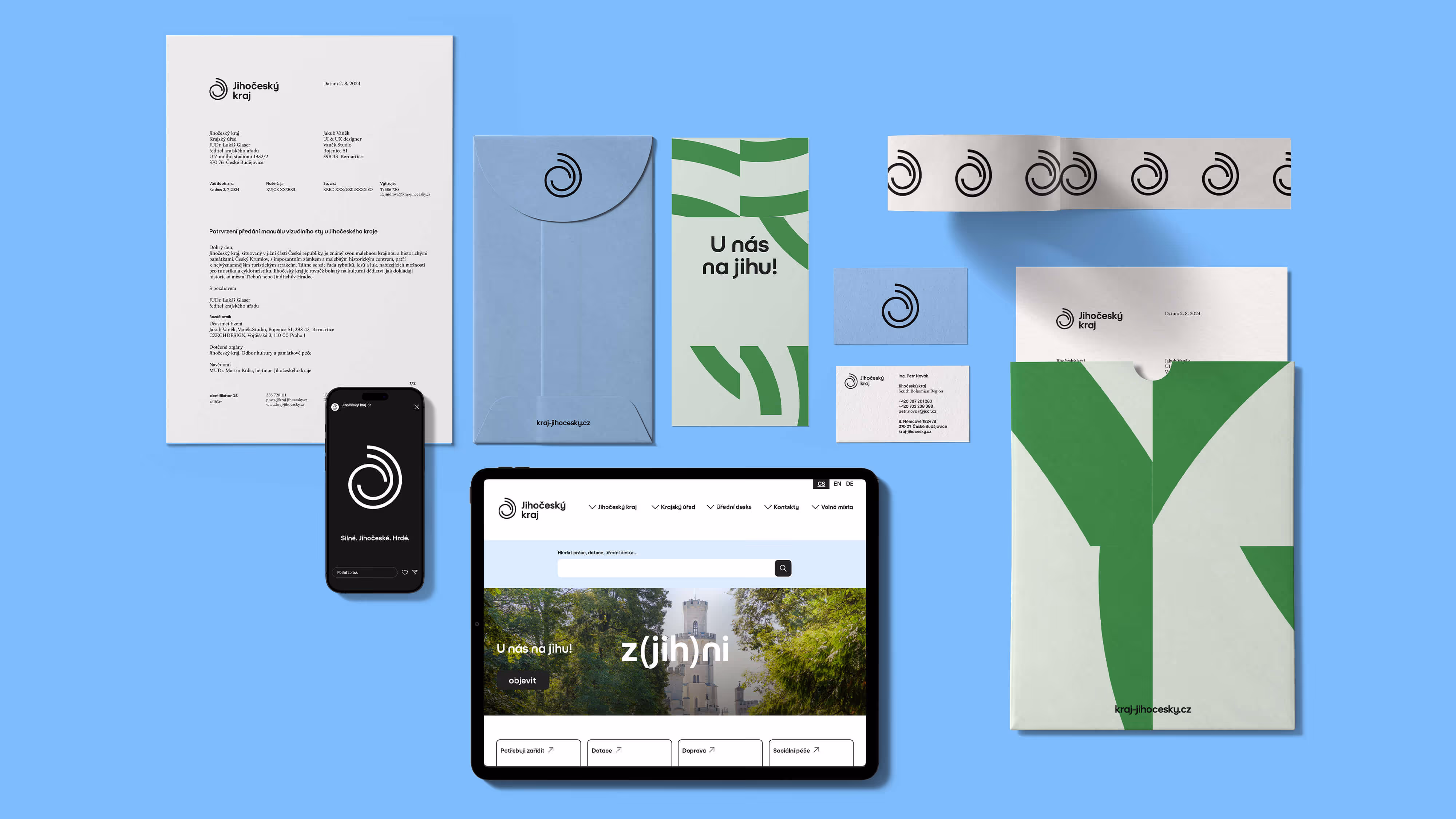 Sada vizuální identity Jihočeský kraj zahrnující dopis, obálky, vizitky, mobil a web, modrozelené barvy
