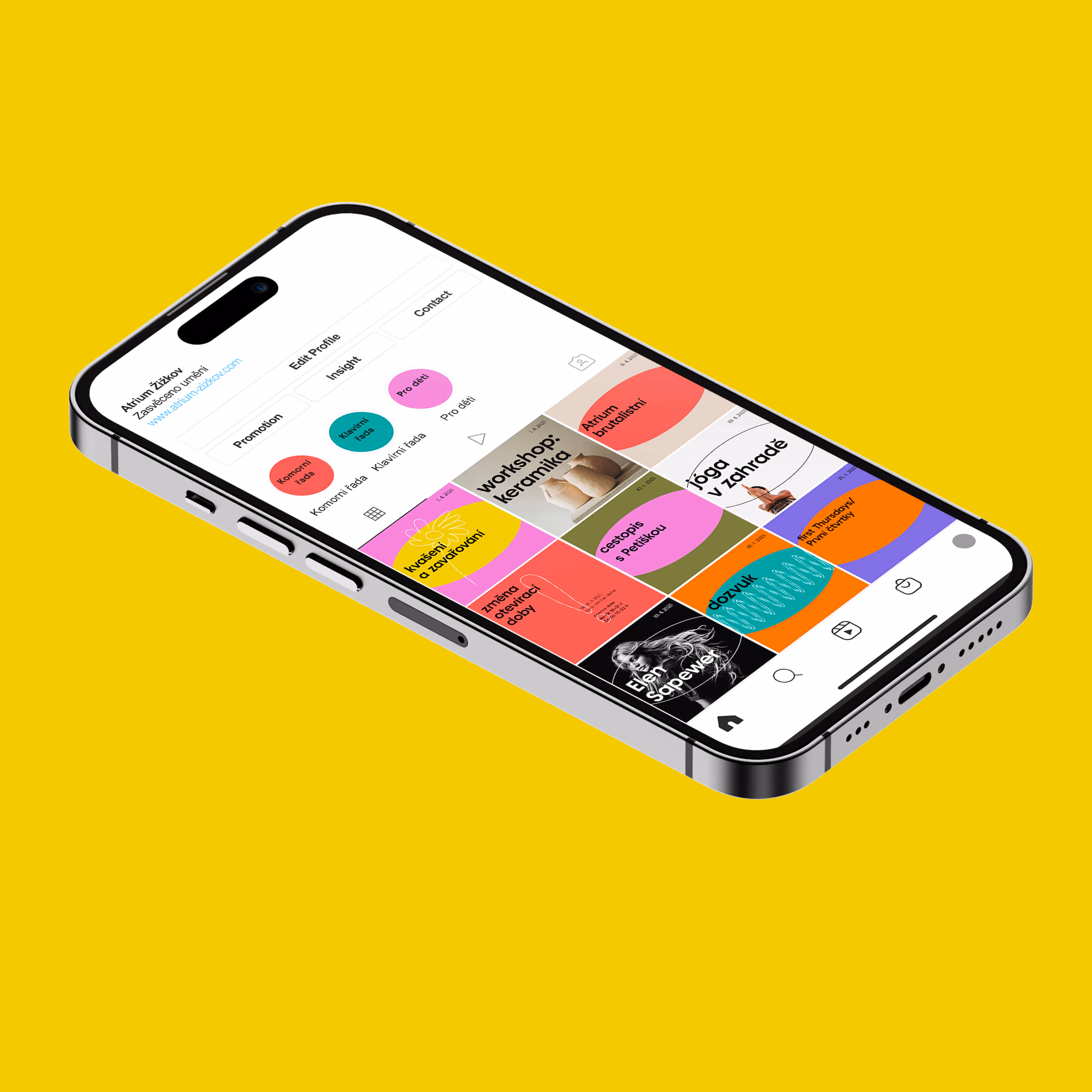 Mobilní telefon zobrazující profil Atrium Žižkov na Instagramu na žlutém pozadí.