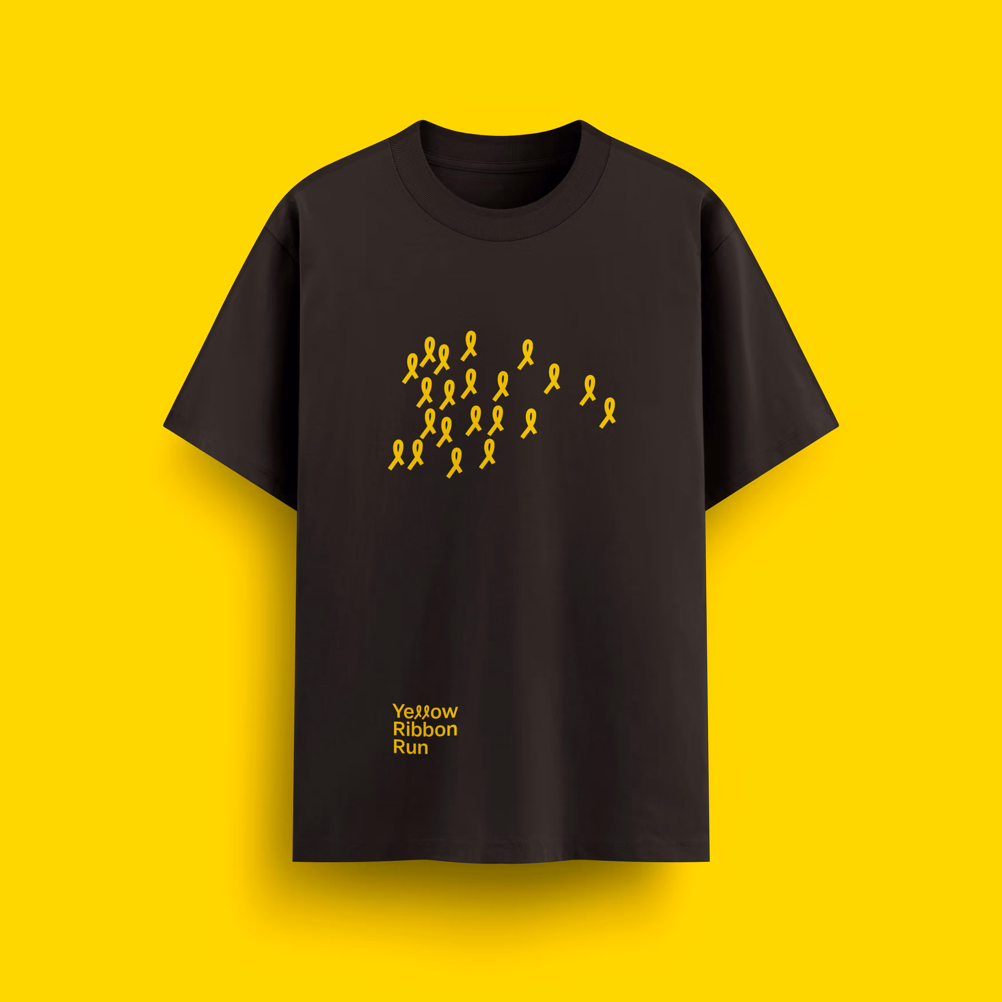 Černé tričko se žlutými stužkami a nápisem Yellow Ribbon Run na žlutém pozadí.