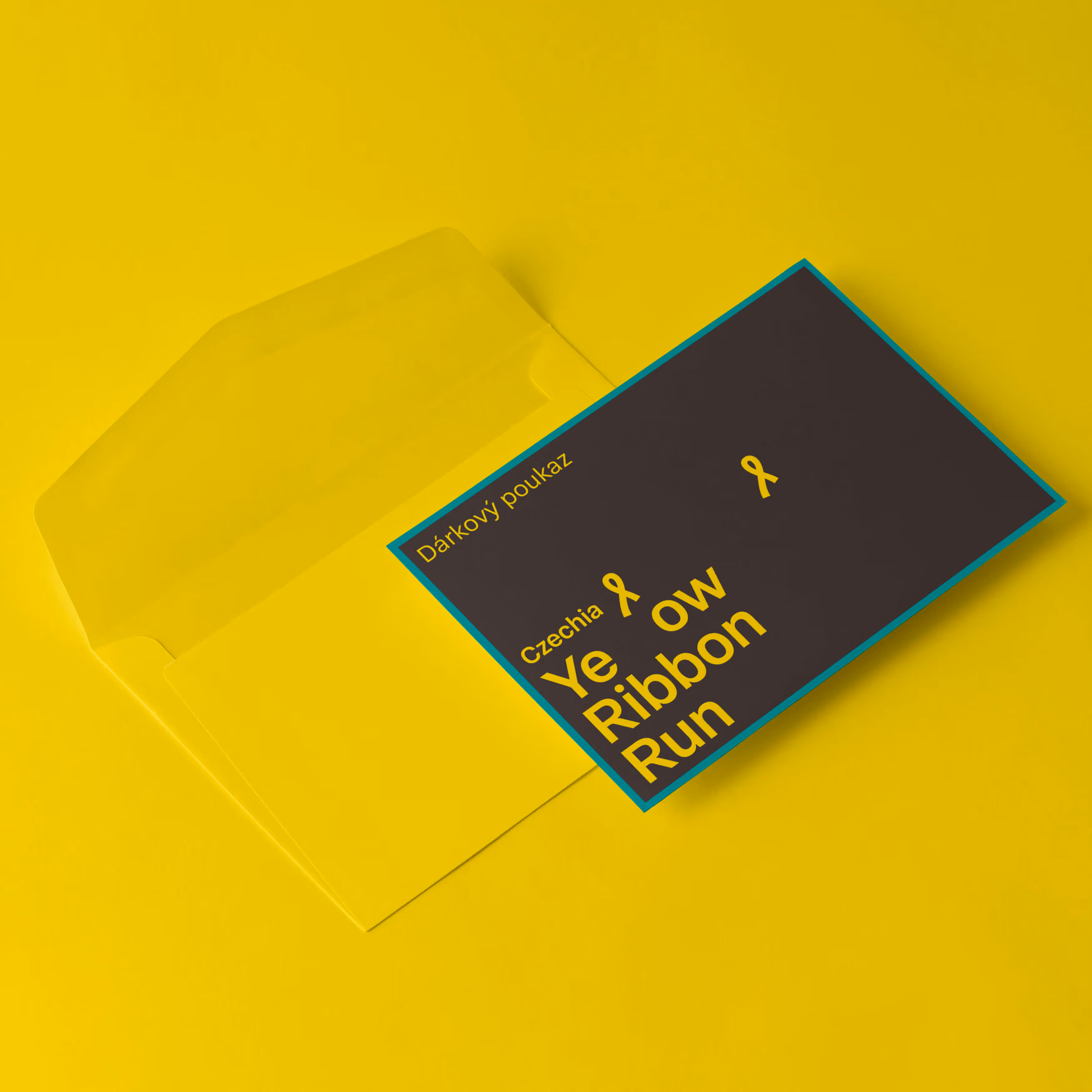 Žlutý dárkový poukaz Yellow Ribbon Run v tmavé obálce na žlutém pozadí.