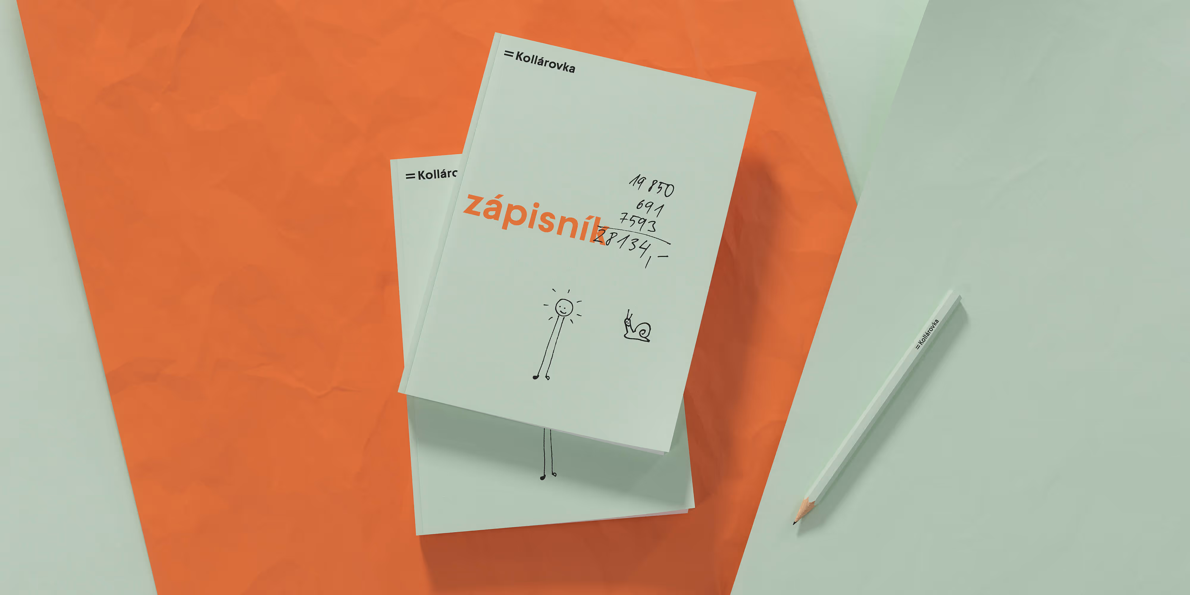 Dva zápisníky se značkou Kollárovka na oranžovém papíře a tužka na zeleném pozadí.