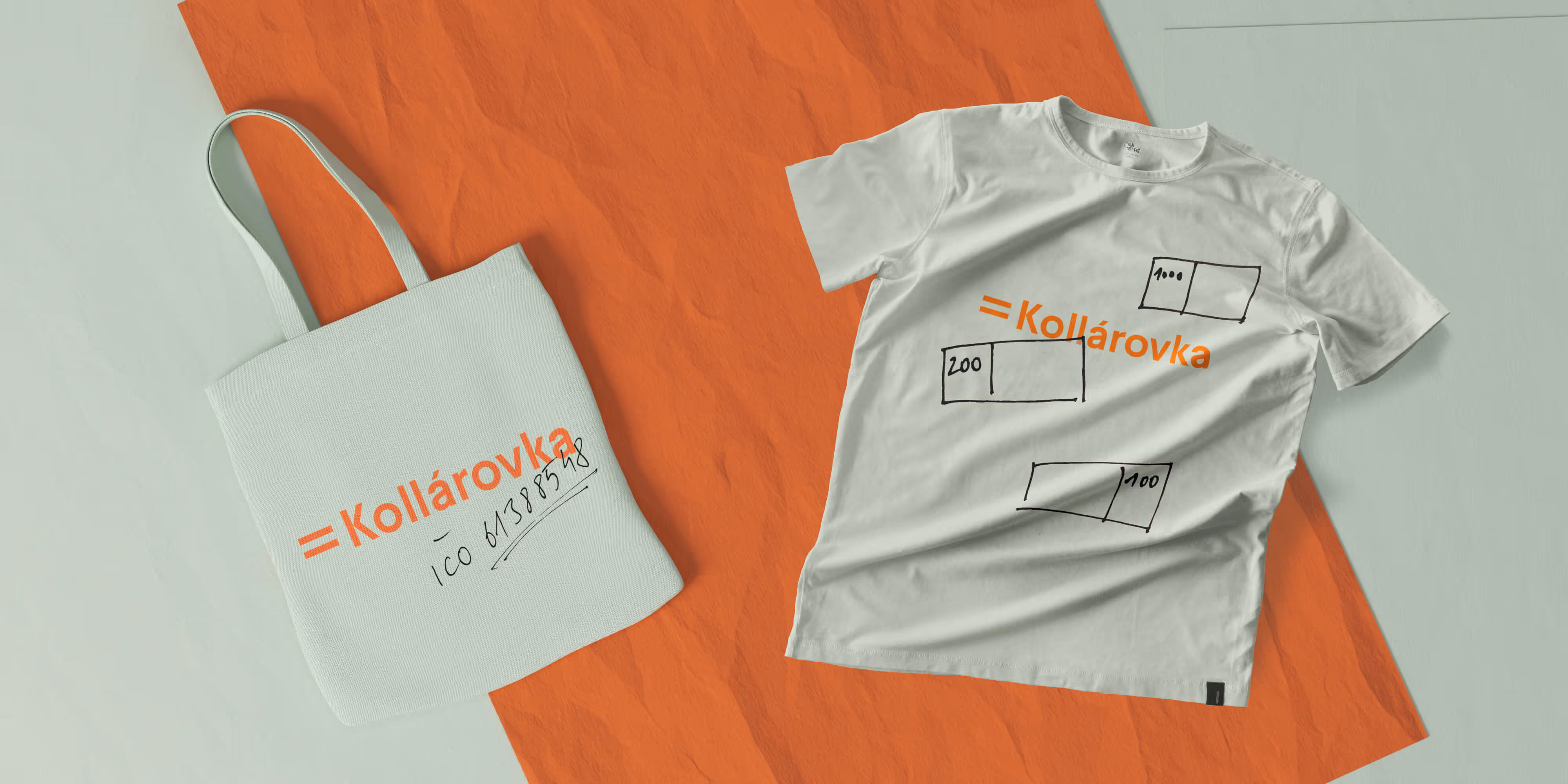 Světle zelená taška a tričko s oranžovým nápisem Kollárovka na texturovaném pozadí.