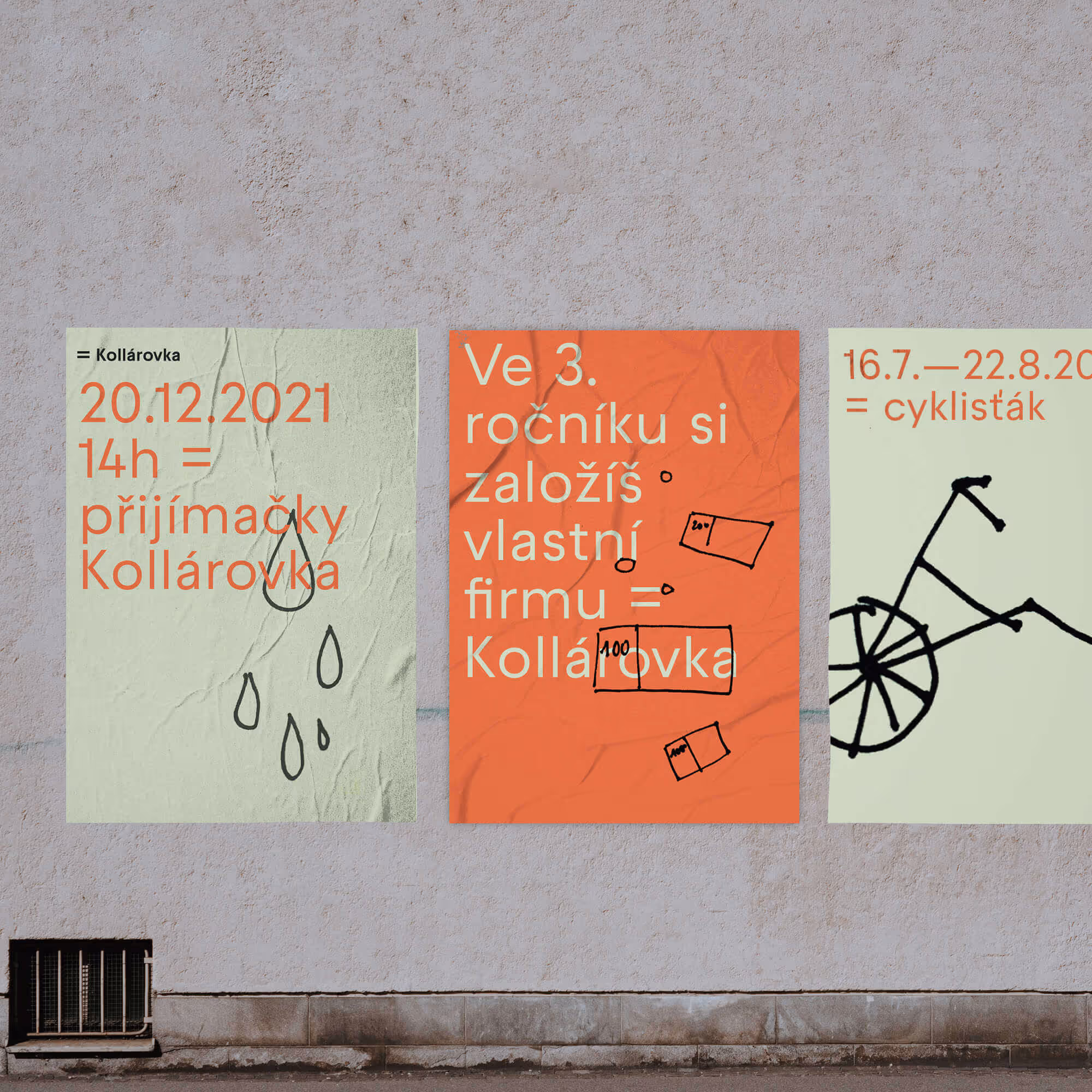 Tři plakáty na zdi informují o událostech a aktivitách v Kollárovce v různých datech.