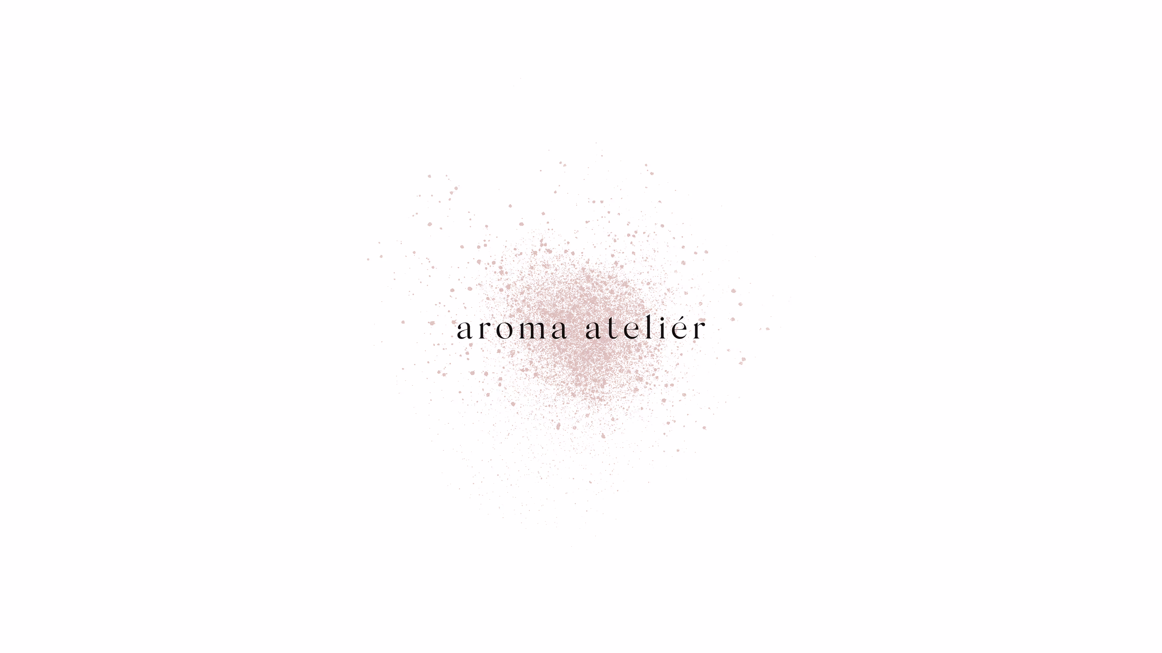 Název aroma ateliér na bílém pozadí s jemným růžovým barevným stříkancem.