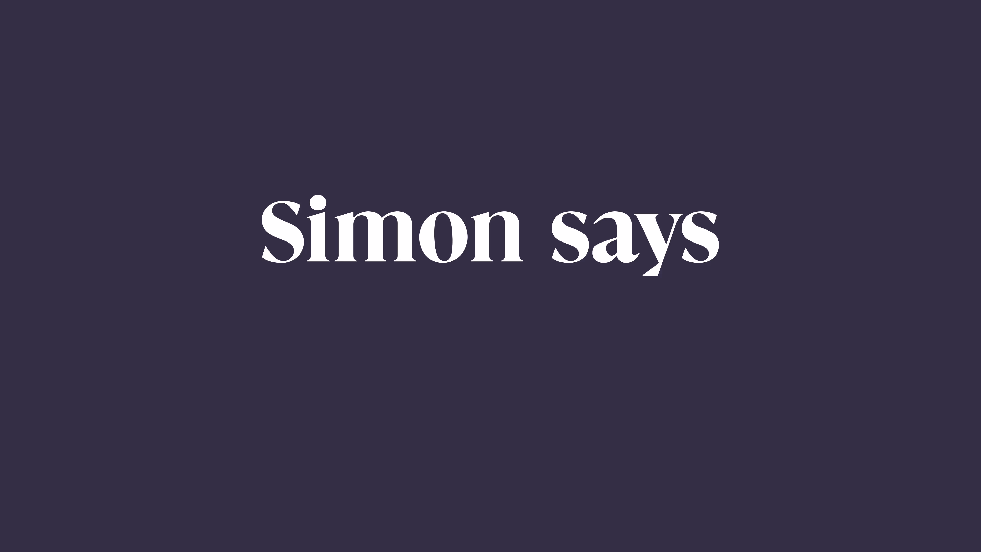 Logo s nápisem Simon says na tmavě fialovém pozadí.