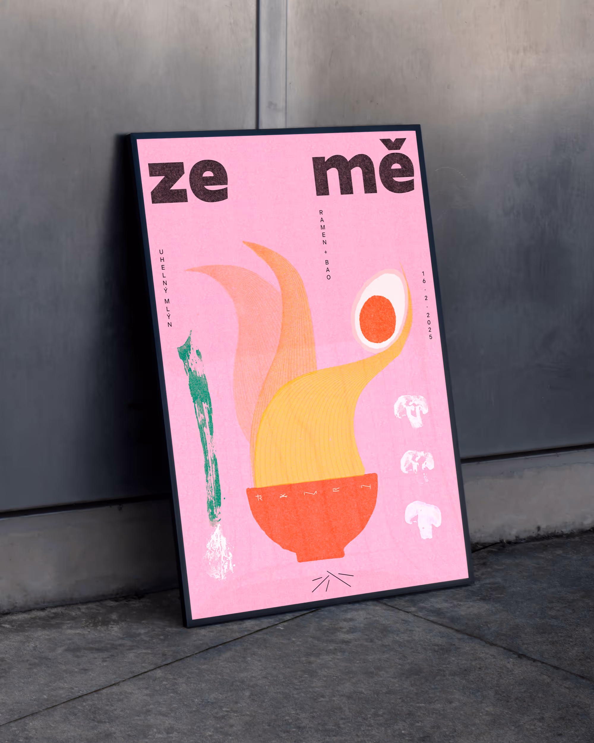 Plakát s abstraktním ramenovým hrncem, vejcem a zeleninou na růžovém pozadí.