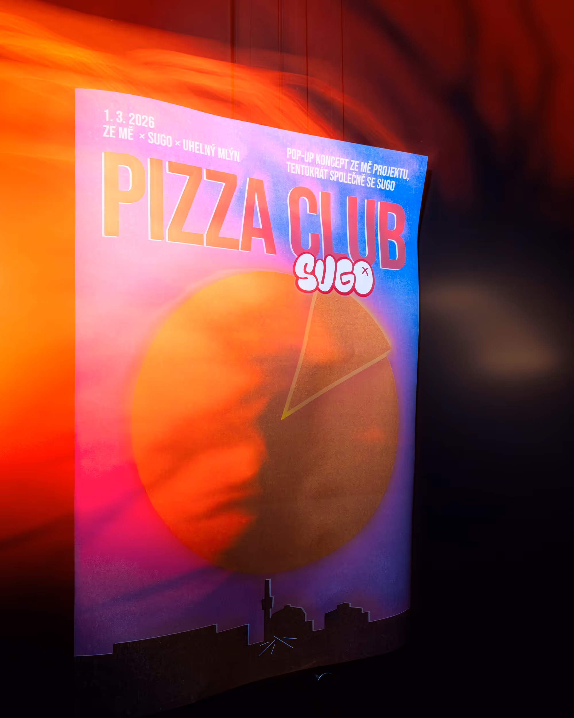 Plakát s nápisem Pizza Club Sugo, datum 1.3.2026 a silueta města na pozadí.