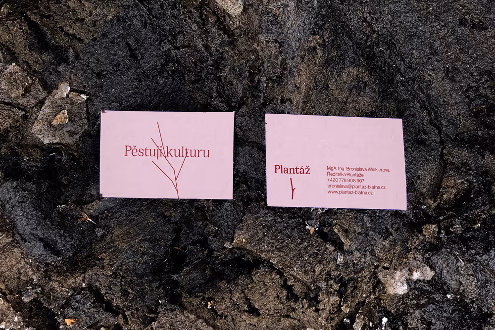 Dvě vizitky s textem Pěstuj kulturu a Plantáž na tmavé přírodní půdě.