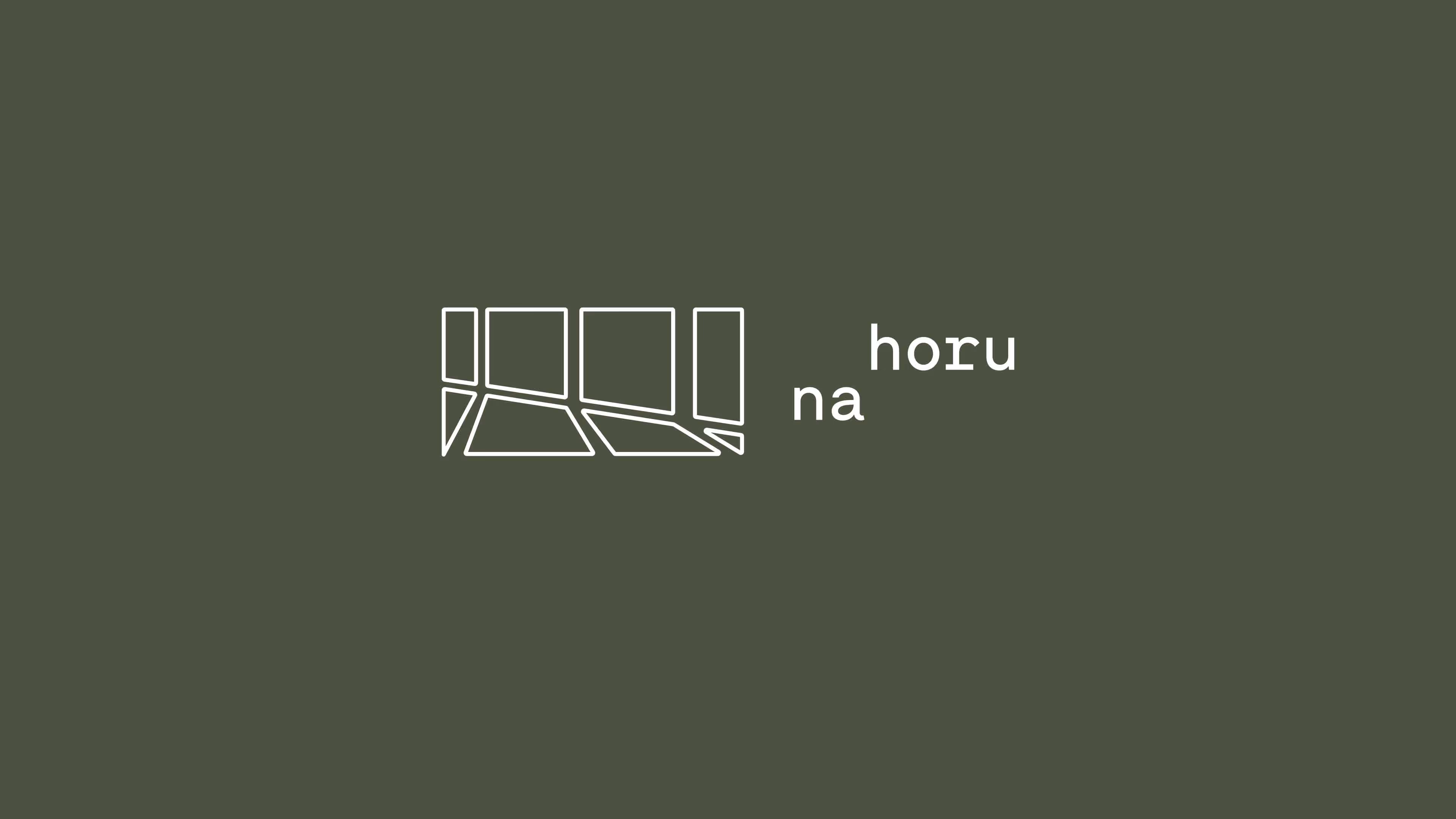 Logo s abstraktním geometrickým tvarem a nápisem na horu na tmavě zeleném pozadí.