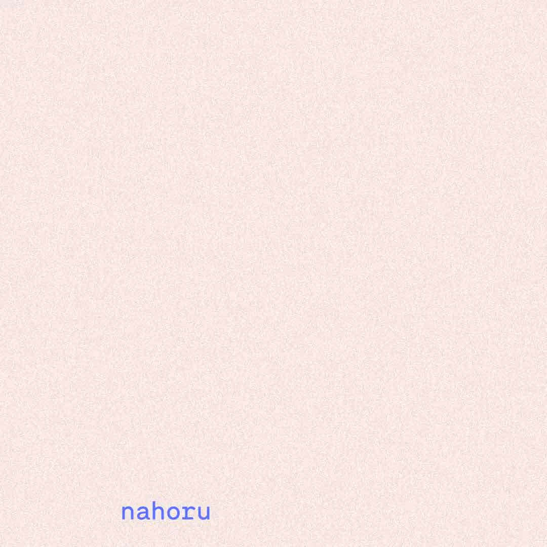 Bílá textura s modrým textem ‚nahoru‘ v levém spodním rohu.