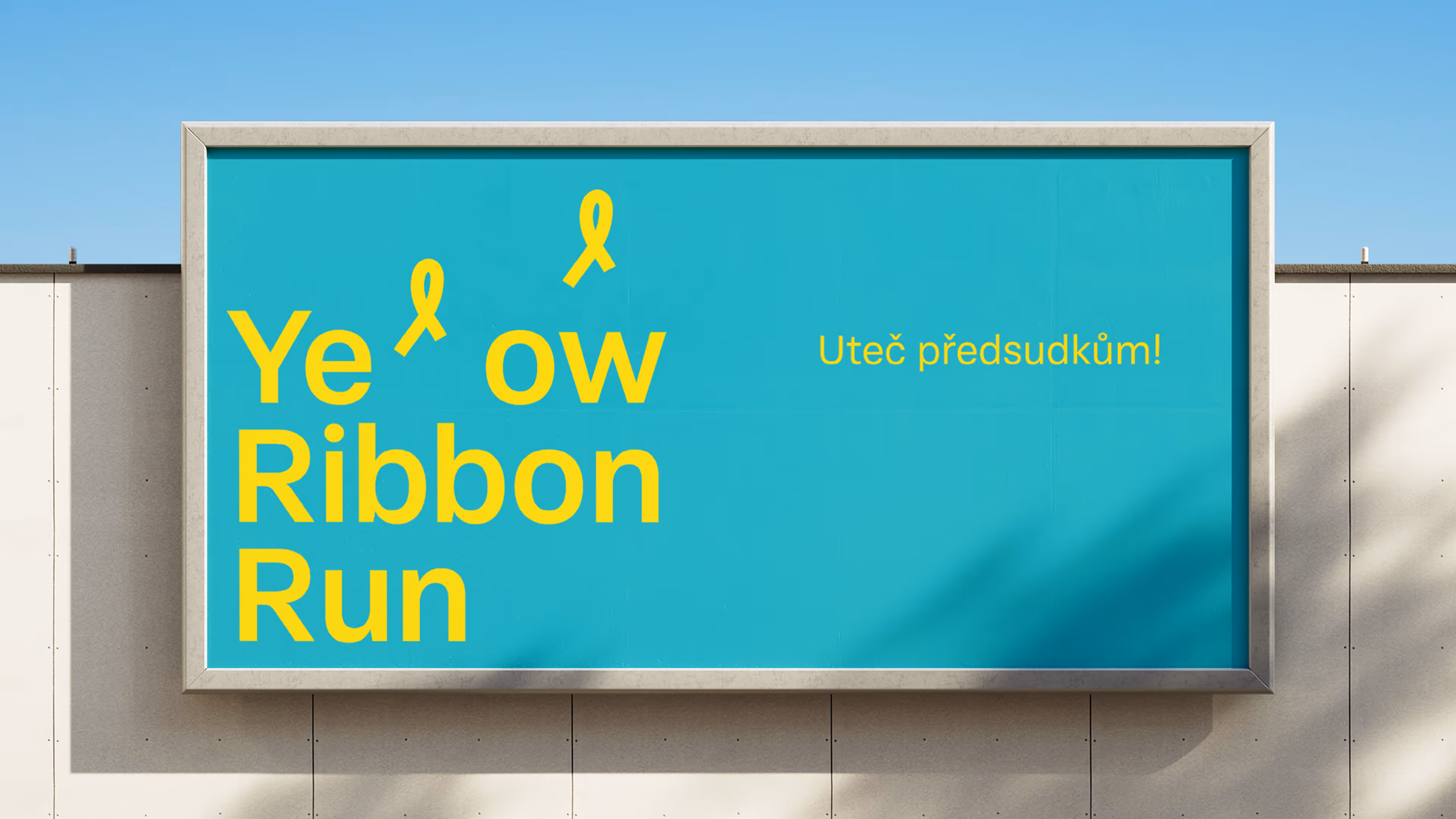 Modrá billboard s žlutým textem Yellow Ribbon Run a nápisem Uteč předsudkům!