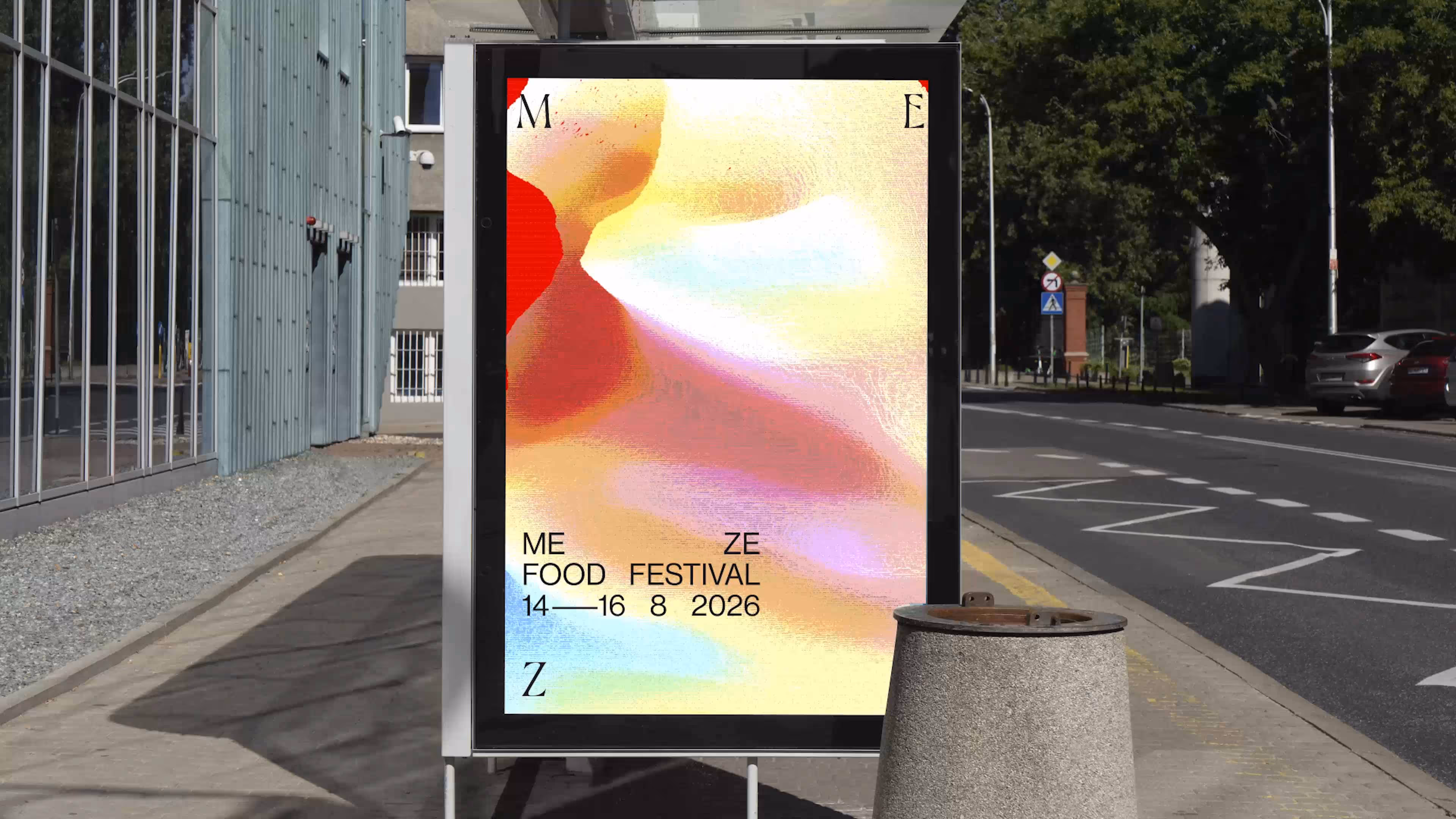 Plakát oznamující Mezinárodní festival jídla, datum 14.–16. srpna 2026, na městské ulici.