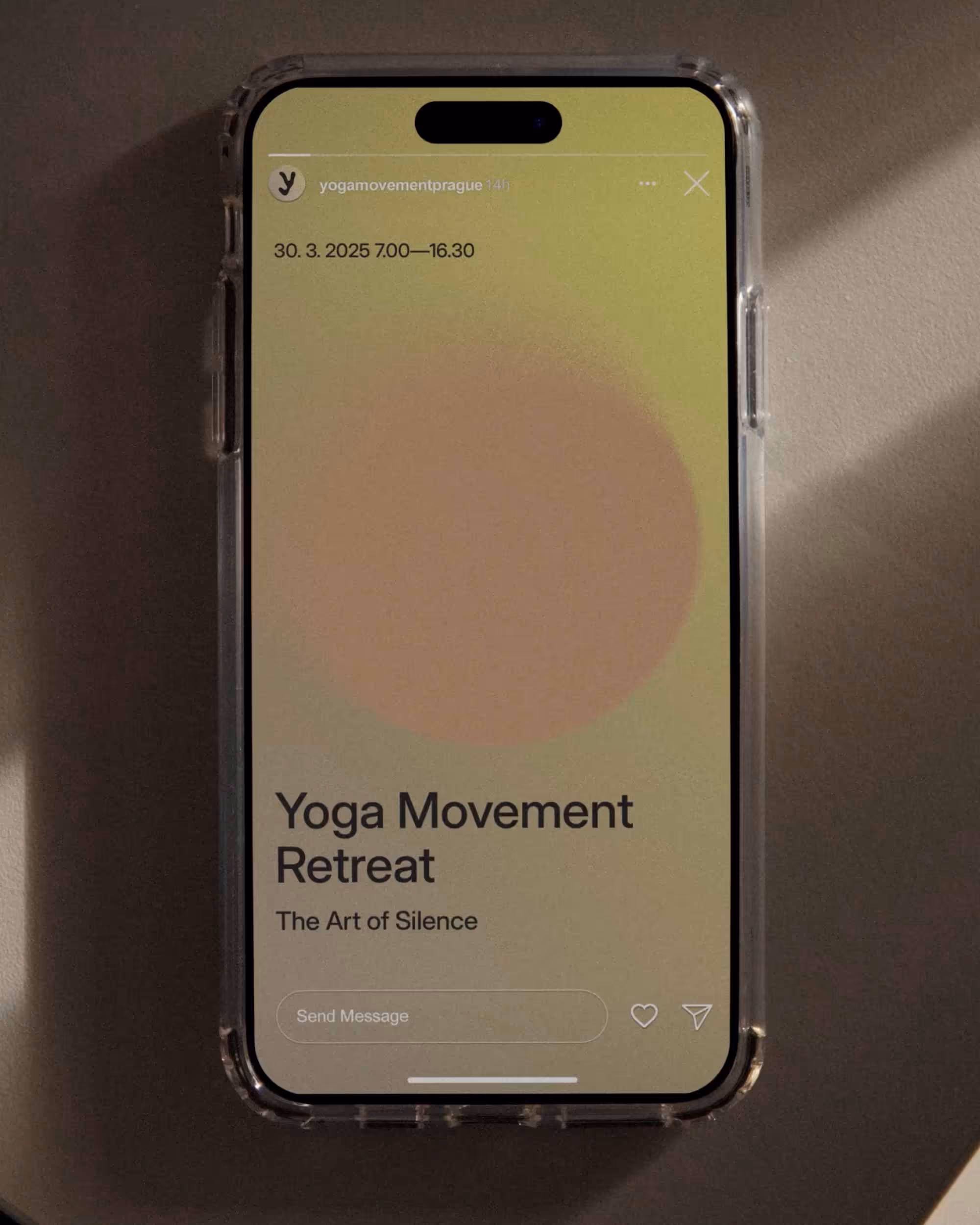 Obrazovka telefonu s oznámením akce Yoga Movement Retreat 30. 3. 2025 od 7:00 do 16:30.