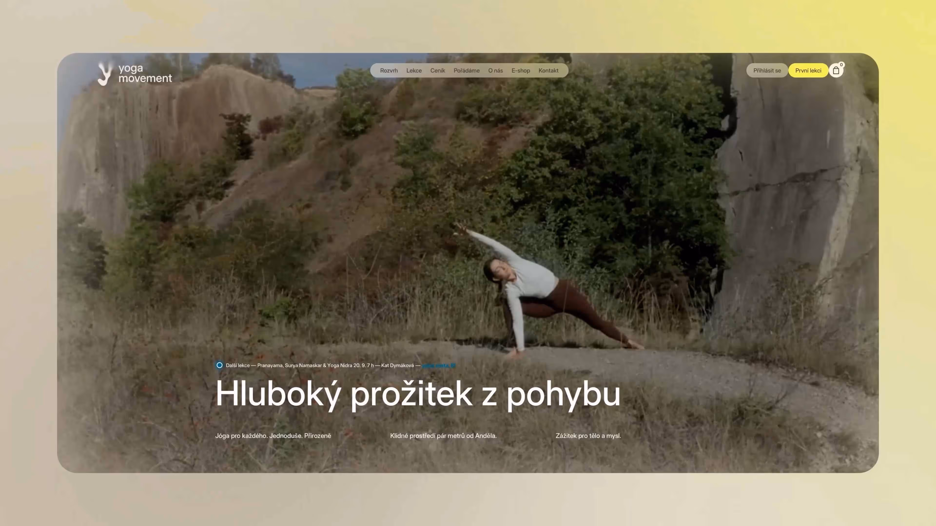 Žena cvičí jogu venku na štěrkové cestě mezi skalami a zelení.
