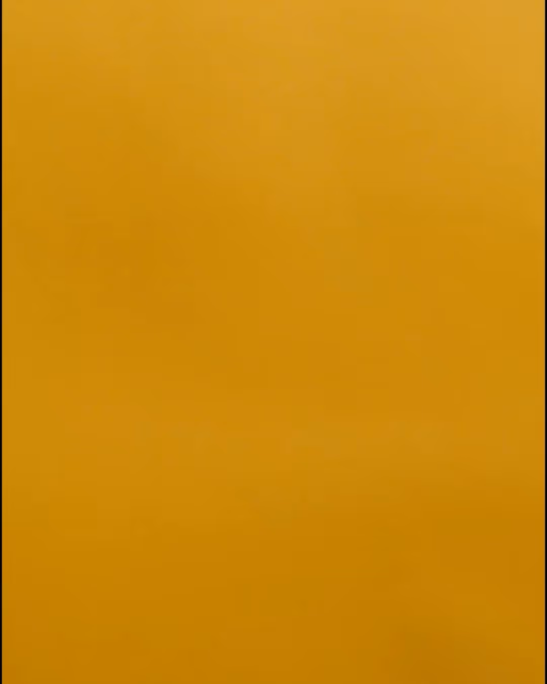 Jednobarevné zlatavě oranžové pozadí bez vzoru nebo dalších prvků.