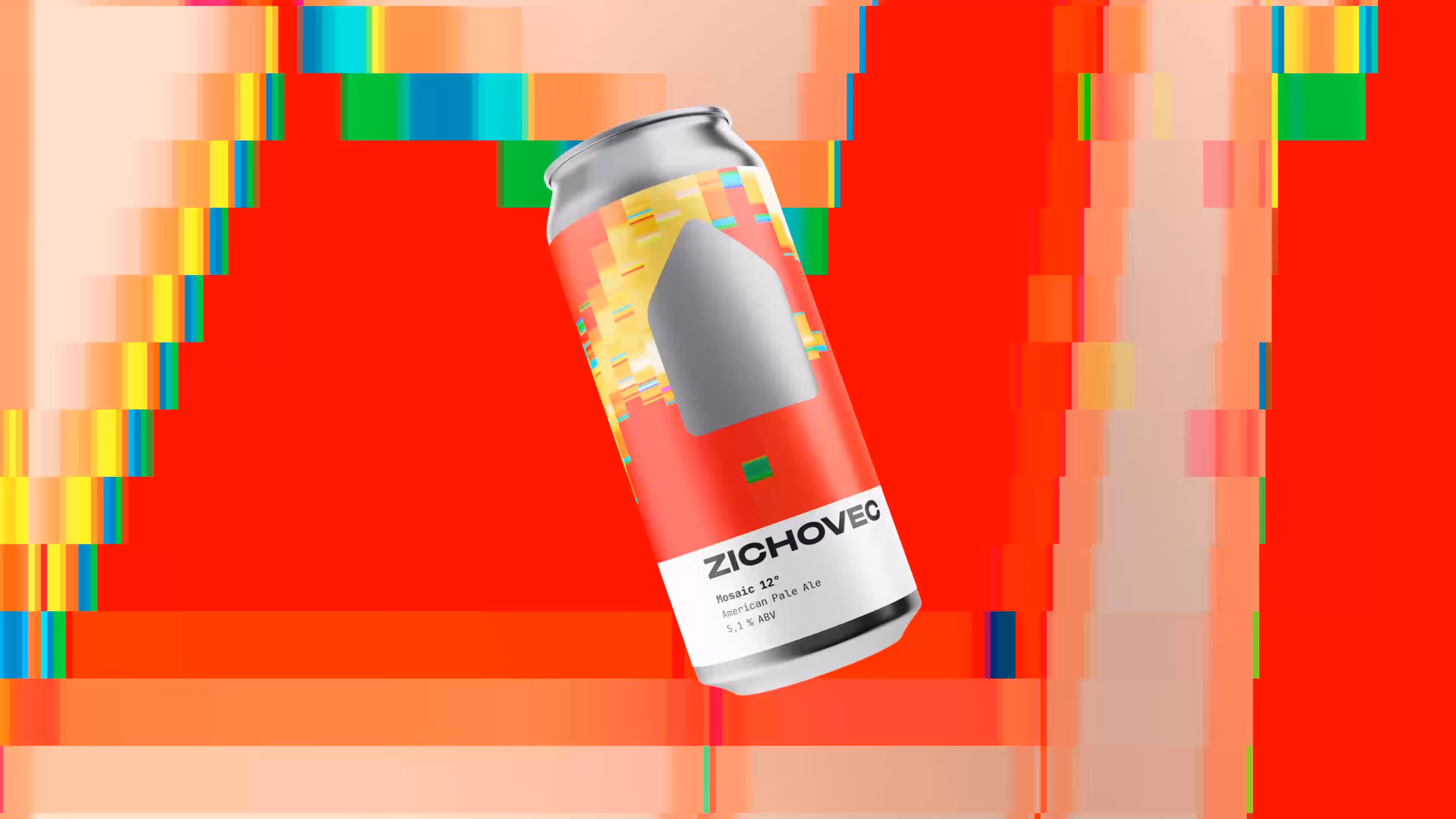 Plechovka piva Zichovec Mosaic 12°, American Pale Ale s 5,1 % alkoholu na červeném pozadí.