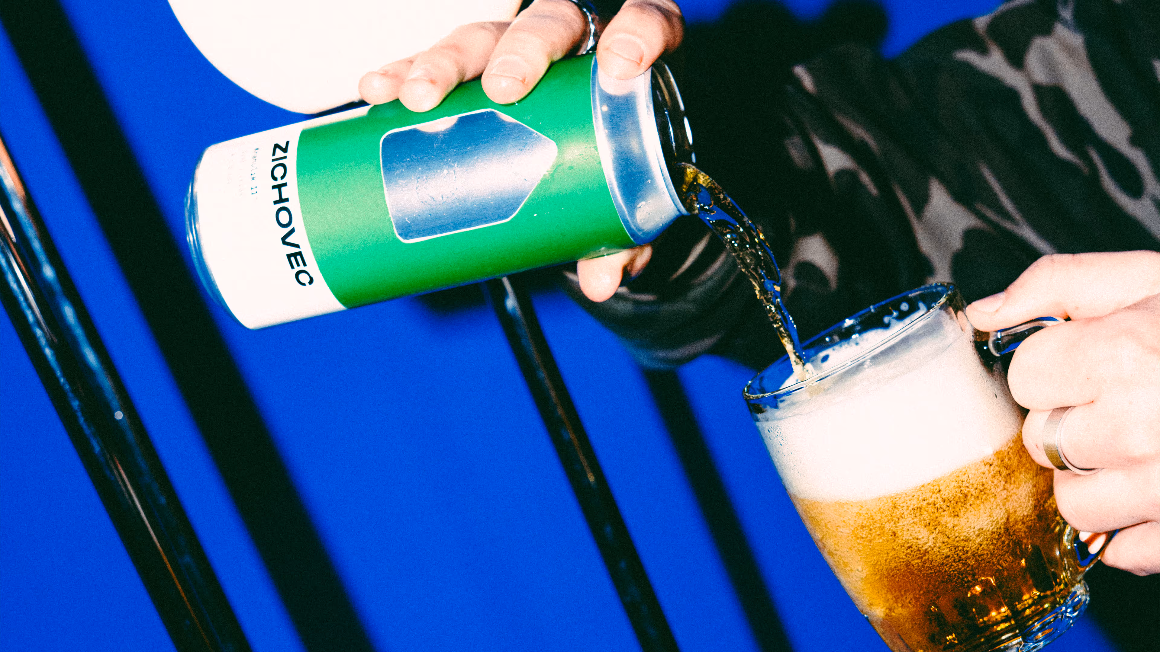 Etiketa Krahulík 11° pivo. Pivovar ZICHOVEC. Nový design — vizuální styl od Vaněk.Studio.