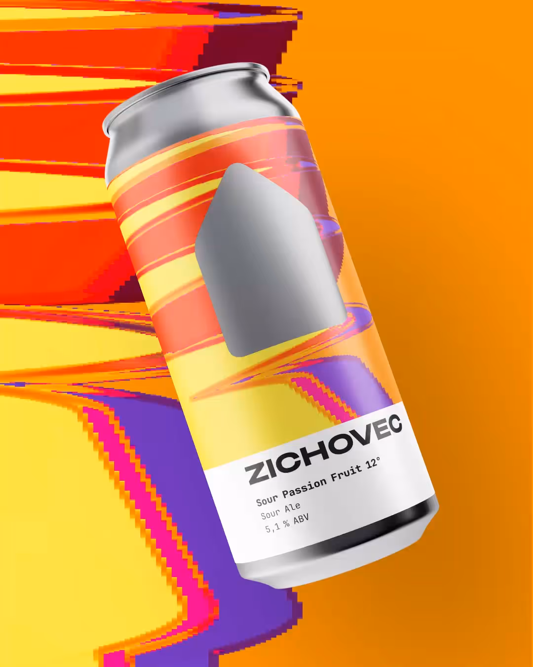 Plechovka kyselého ovocného piva Zichovec Sour Passion Fruit s 5,1 % alkoholu na oranžovém pozadí.