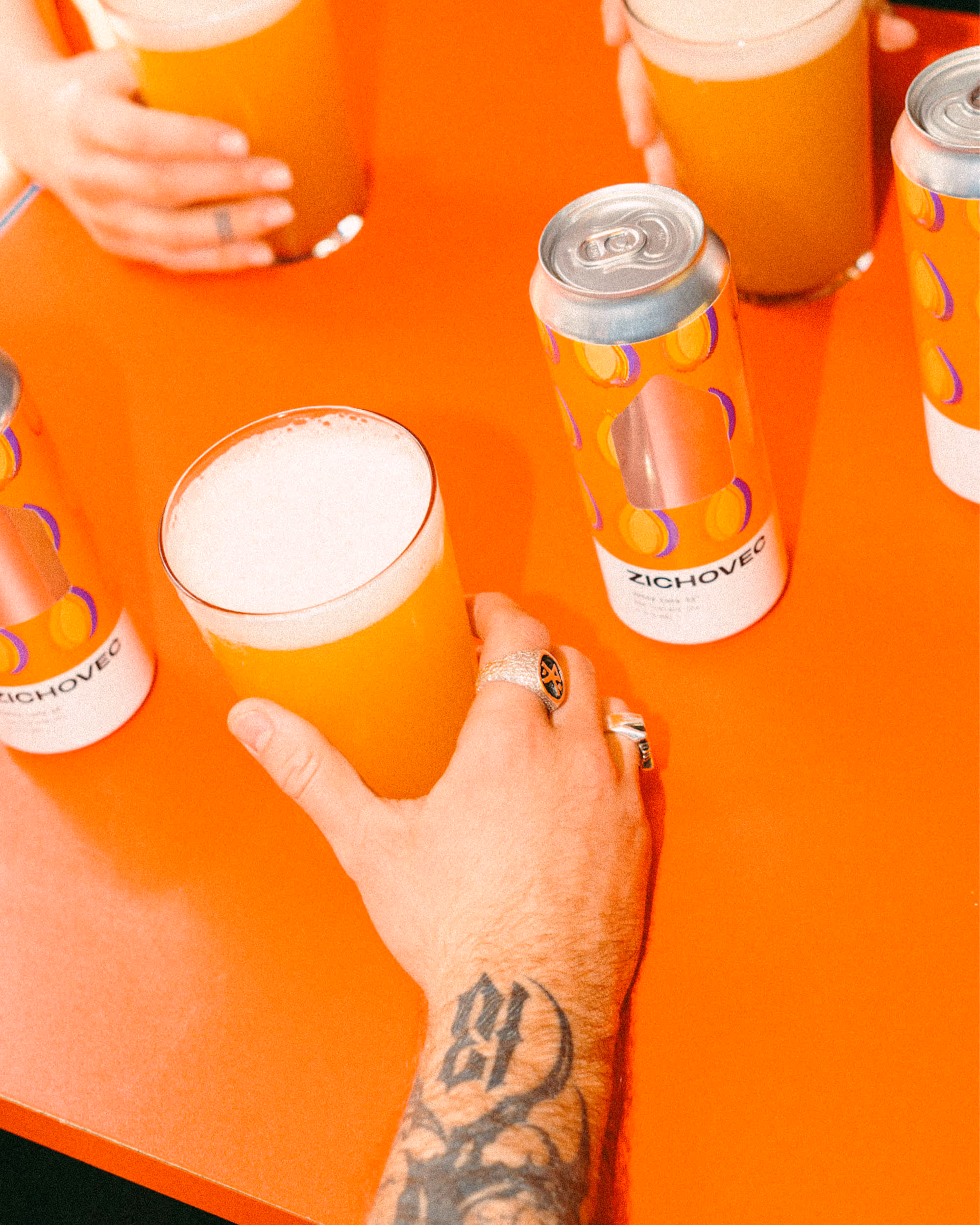Etiketa Juicy Lucy NEIPA 15°. Pivovar ZICHOVEC. Nový design — vizuální styl od Vaněk.Studio.