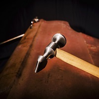 101 -Pena horizontal: Para trabajar la chapa de calibre normal.Cara redonda, se utiliza para planchar la chapa.  La parte con forma de hacha sin filo en posición horizontal se denomina pena y es para formar las líneas, molduras o nervios de la chapa