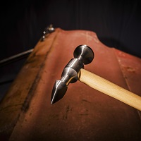 102 -Pena horizontal pesado: Para chapa de calibre grueso. Cara redonda, se utiliza para planchar la chapa. La parte con forma de hacha sin filo en posición horizontal se denomina pena y es para formar las líneas, molduras o nervios de la chapa