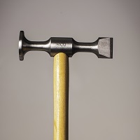 103 -Pena vertical: Para trabajar la chapa de calibre normal. Cara redonda, se utiliza para planchar la chapa. La parte con forma de hacha sin filo en posición vertical se denomina pena y es para formar las líneas, molduras o nervios de la chapa