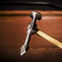 110 -Horizontal largo: Cara redonda, se utiliza para planchar la chapa . La parte con forma de hacha sin filo en posición horizontal se denomina pena y es para formar las líneas, molduras o nervios de la chapa