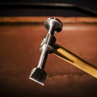 111-Vertical largo: Cara redonda, se utiliza para planchar la chapa. La parte con forma de hacha sin filo en posición vertical se denomina pena y es para formar las líneas, molduras o nervios de la chapa.