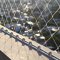 Netzen anclaje aluminio. Se presenta en varillas de 1 metro, en blanco. Sus ganchos son corredizos, esto permite emprolijar las instalaciones y adaptarse a redes con distintos tamaños de rombos. Facil de transportar y requiere menos perforaciones.