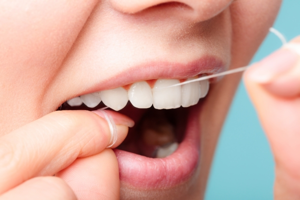 Cách dùng chỉ nha khoa vệ sinh răng đúng chuẩn bạn nên biết