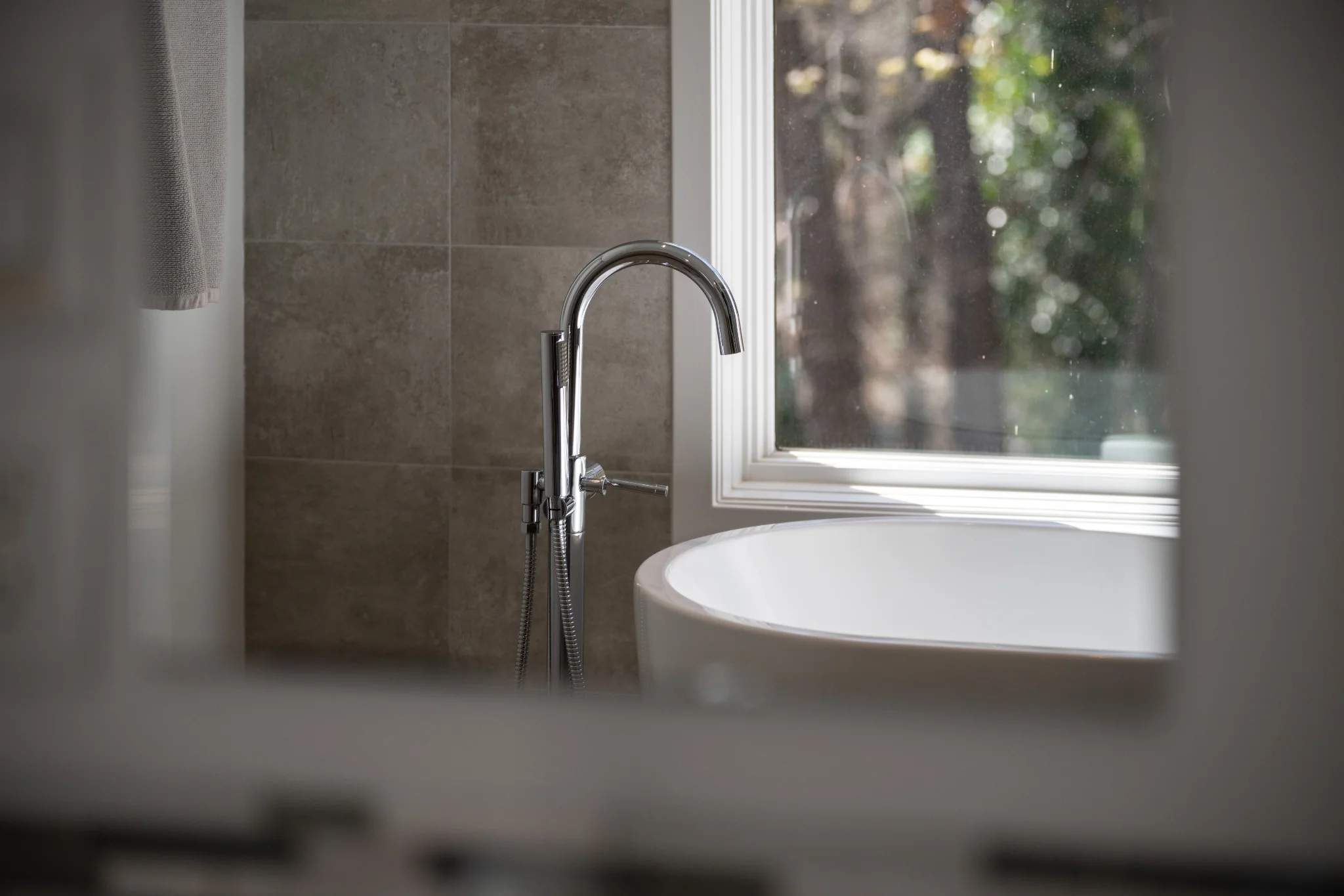 Freestanding bathtub and faucet with carefully finished material details