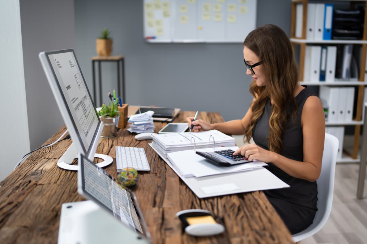 Pittsburgh accountant working at desk with reduced downtime and network errors