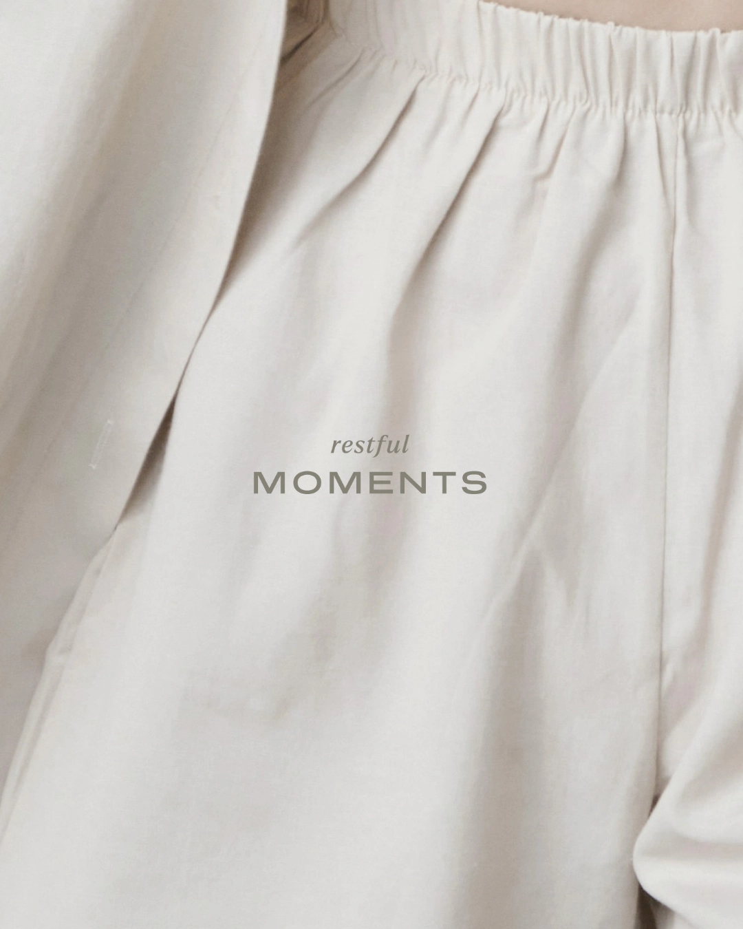 Nahaufnahme eines weißen, locker sitzenden Kleidungsstücks mit dem Text ‚restful MOMENTS‘.