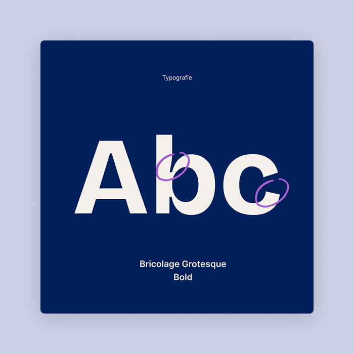 Typografievoorbeeld van Bricolage Grotesque Bold met letters A, b en c op donkerblauwe achtergrond.